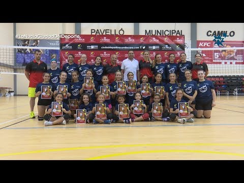 La jugadora María Schlegel “entrenadora” en el Campus de Voley de La Nucía