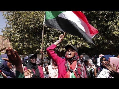 فيديو إطلاق غازات مسيلة للدموع على المتظاهرين المناهضين للانقلاب في السودان