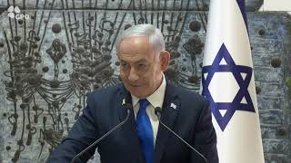 ראש הממשלה נתניהו בטקס הענקת אות הצטיינות נשיא המדינה לעובדות ועובדי השב"כ לשנת 2024 (עדכוני משרד ראש הממשלה) - התמונה מוצגת ישירות מתוך אתר האינטרנט יוטיוב. זכויות היוצרים בתמונה שייכות ליוצרה. קישור קרדיט למקור התוכן נמצא בתוך דף הסרטון