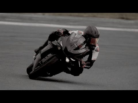 Yamaha R6 vs Honda CB (pure sound)