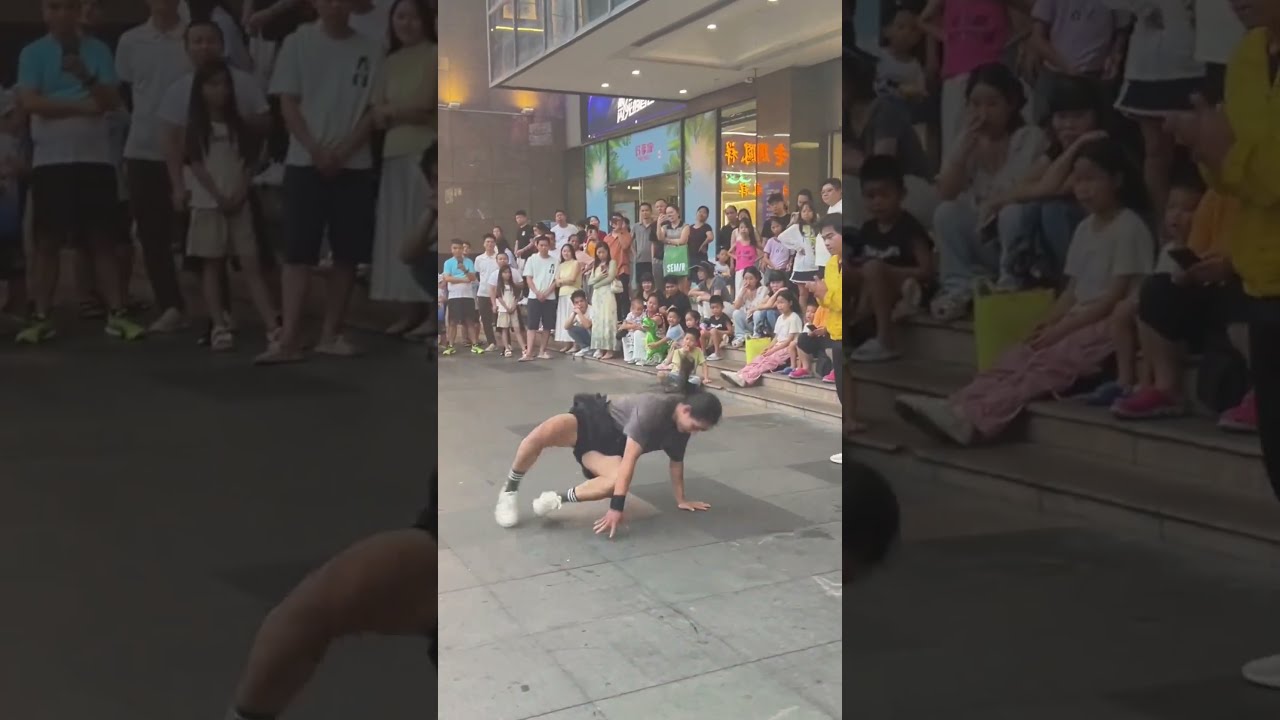 给顾客送外卖，顾客要我上去表演一段，给我五星好评，我硬着头皮上场了，评委们：这场谁赢了