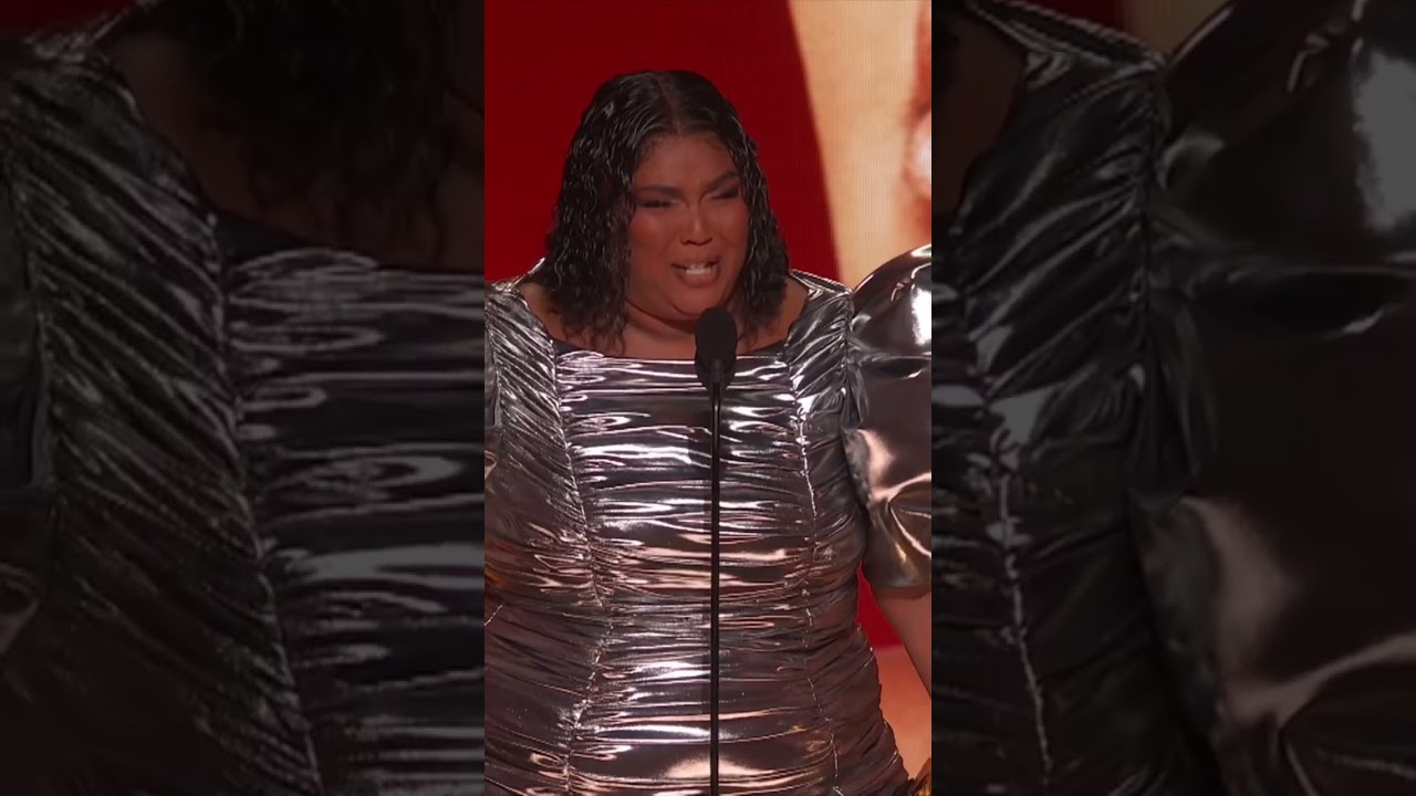 @Lizzo thanks @beyonce during #GRAMMYs acceptance speech ✨