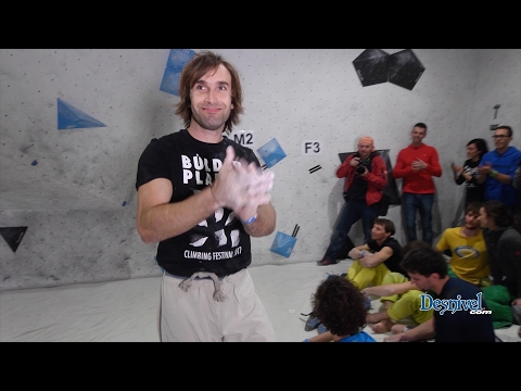 Chris Sharma en la final de bloque de Bulder Planet Climbing Festival