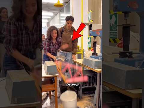 O professor resolveu testar as pontes dos alunos feito de macarrão!