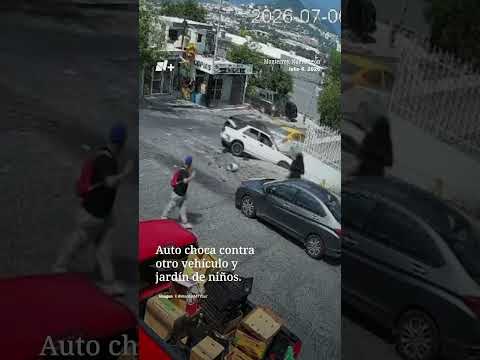 Auto choca contra otro vehículo y jardín de niños