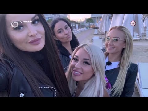 Umývanie nôh v hotelovej fontáne (INSTAQUEEN)