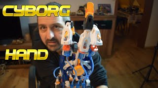 Cyborg Hand wird zusammengebaut