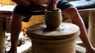 preview picture of video 'Jar-making at the Vigan Pagburnayan'