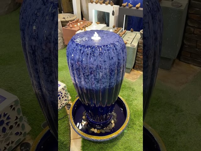 نافورة زرقاء مع حوض