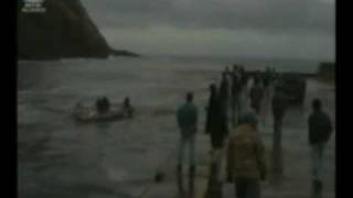 preview picture of video 'Descarga no Porto da Casa - Ilha do Corvo - Bom Dia Açores - Entrevista Mauro Lopes'
