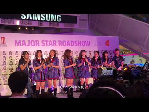 Girls don't cry bnk48 || roadshow @ major ratchayothin