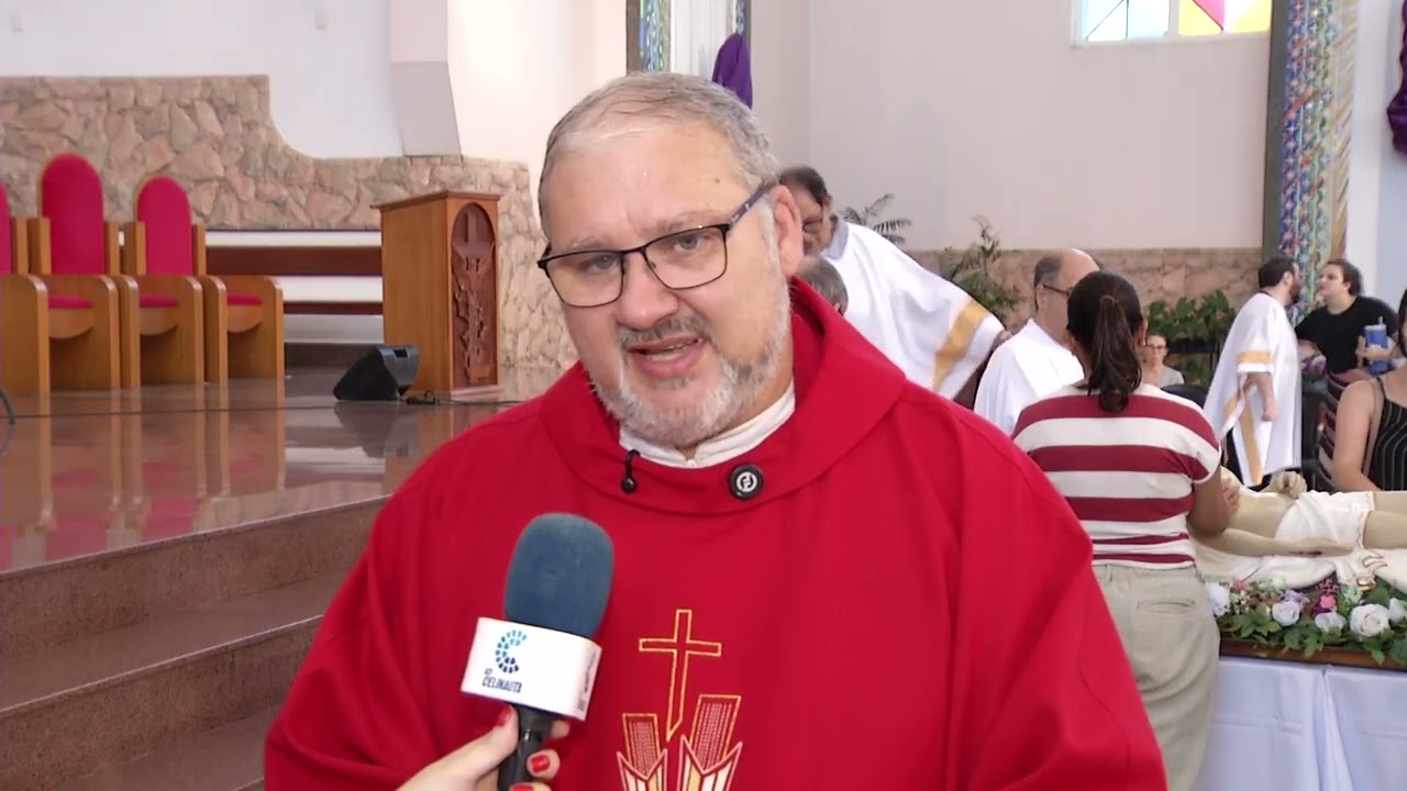 Milhares de fiéis se reúnem para a celebração da Paixão de Cristo