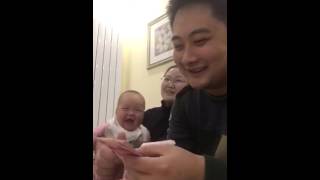 La bebé se parte de risa por que su padre cuenta dinero