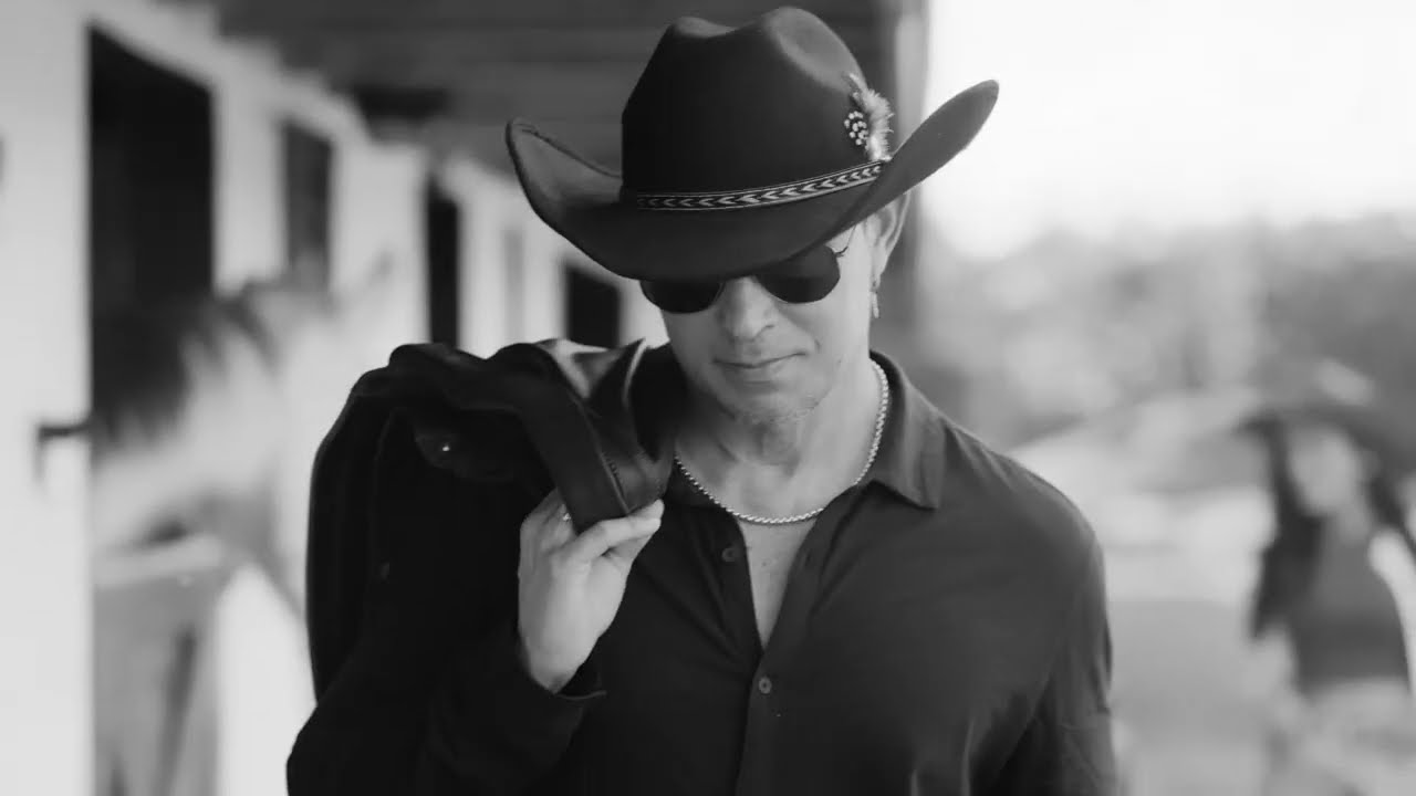 Leoni Torres - Cualquiera Se Enamora (Video Oficial)