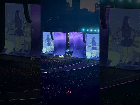 Jisoo singing EYES CLOSED with fans