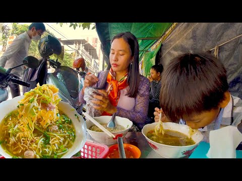 Cheap Instant Noodle Soup With Beef $1.25 Per Bowl -This Street Food Remind Me While I Was At School