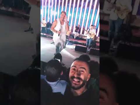 استعراض عمرو دياب عضلاته في حفل العالمين