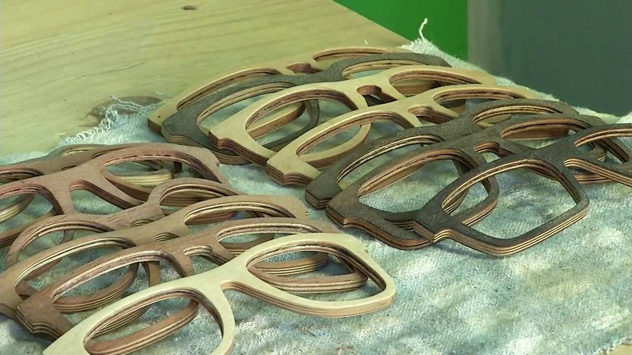 Watch Now Como são feitos os óculos de madeira artesanal!!!! Como são feitos os óculos de madeira artesanal!!!!