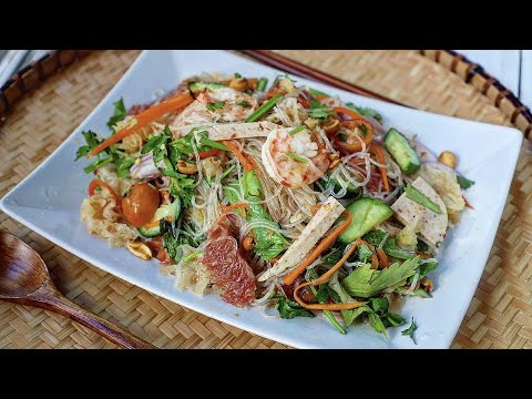 GLASS NOODLE SALAD: A refreshing salad on a hot summer day 🥗