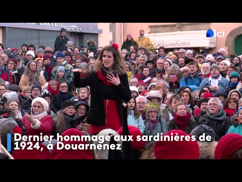 Foule chantante, pour un dernier hommage aux sardinières de 1924, à Douarnenez