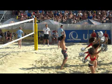 Bobb Kufa tanzt mit den Roxxy Dancers beim CEV Satellite Baden 2011