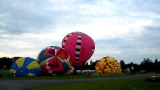 preview picture of video 'Festival des Montgolfières 2009, St-Jean sur Richelieu - Envolée au Cégep!'