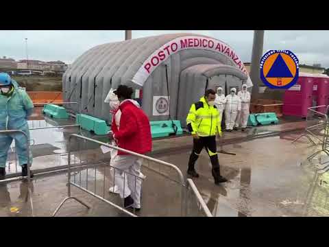 Le operazioni di sbarco dalla nave Life Support di Emergency nel porto di Livorno