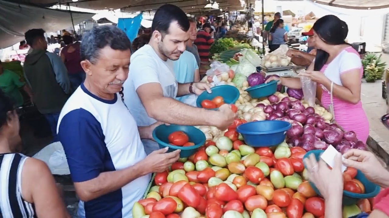 EM TORITAMA-PE. É SÓ FARTURA EM CARNES, FRUTAS E VERDURAS. ISTO É NORDESTE!!!