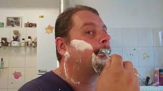 Klaus rasiert sich - Qshave Parthenon First shave