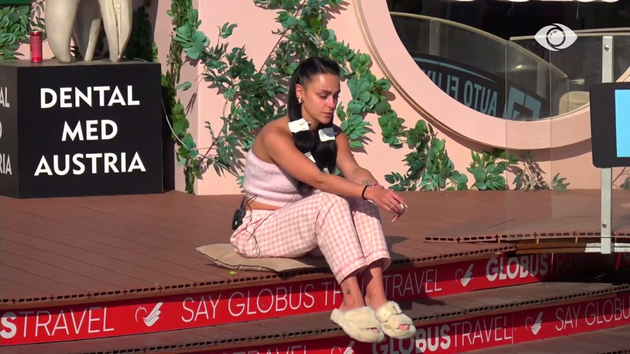 Egli qëndron e përlotur në oborr