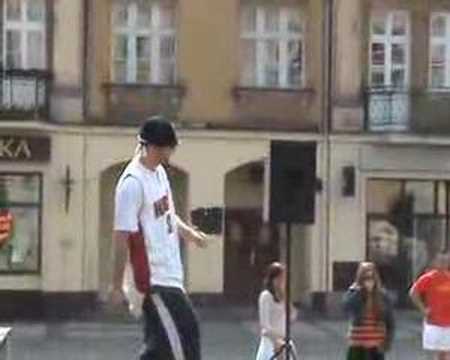 Otwarta lekcja  hip hop przed kaliskim Ratuszem