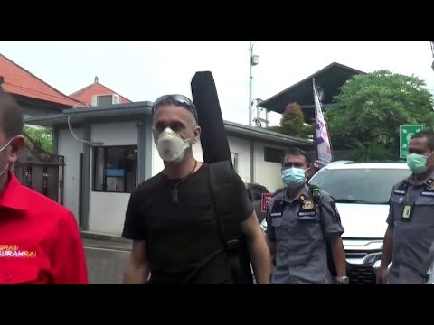 英國人在巴厘島因警察死亡服刑後獲釋 (Brit freed in Bali after serving time for policeman death)