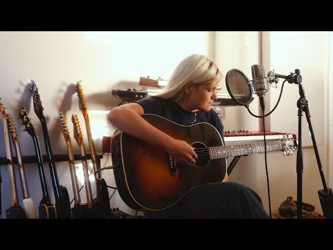 Maddie Zahm – Mothers & Daughters (Alt Acoustic Version)