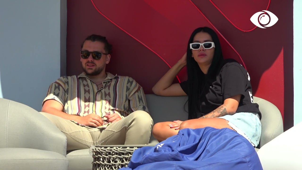 Jori dhe Nita kërcejnë pranë pishinës