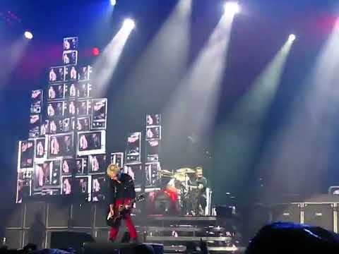 Videoclip de American Idiot (Live at Quai Jacques-Cartier, Montréal, Quebec, Canada, 8/21/10) — Green Day