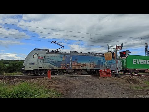 Železniční přejezd AŽD 71 P 2946 Štětí - Počeplice 9.7.2021 Czech railroad crossing.