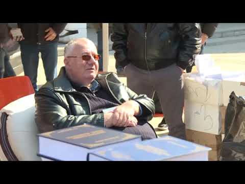 Dr Vojislav Šešelj delio svoje knjige u Jagodini - 12.03.2022.