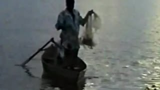 preview picture of video 'Lagoa do Açude, Macaúbas - Homem pescando em 1990'