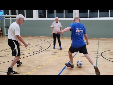 Ins Schwitzen kommen sie alle - Walking Football bei Cosmos Wedel