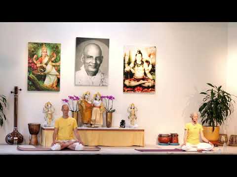Yogastunde "Meditatives Halten" mit Vishnuprema  - Yoga Vidya Mittelstufe - live 16:15 Uhr 07.07.21