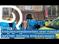 Honderden ambulancemedewerkers en vrijwilligers lopen in Laurenskerk langs de kist van Kees Veldboer