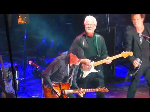 Yu grupa feat. Vlatko Stefanovski & Aleksa Jelić - U tami disko kluba [live @Tašmajdan 2022]