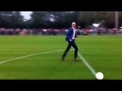 Ingebruikname 3e veld VV Kerkwijk; officiële handeling wethouder Looijen