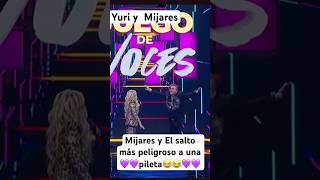 Yuri convence a Mijares a echarse el salto más peligroso a una pileta mientras ella usa su tan—roja