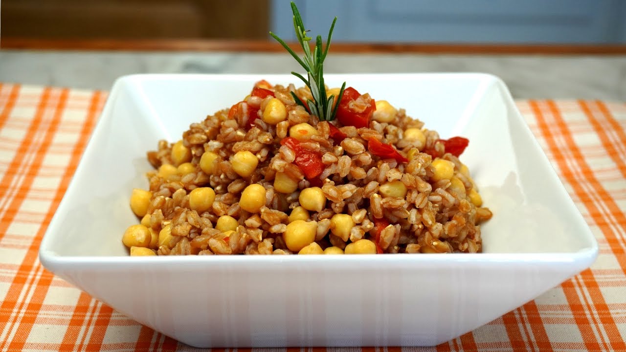 Insalata di Farro Con Ceci e Pomodorini Piatto Completo e Salutare - Spelled With Chickpeas