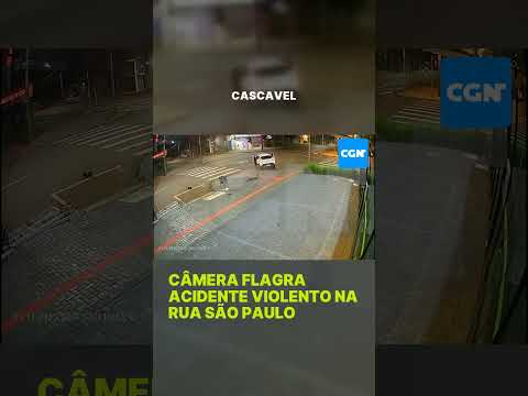 Acidente violento no cruzamento das ruas Barão do Cerro Azul e São Paulo é registrado por câmera