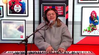 Louane interprète "La pluie" dans Le Double Expresso RTL2 (22/11/24)