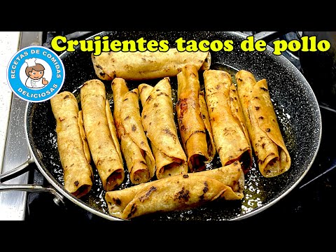 Crjuientes Tacos rellenos con pollo y vegetales.