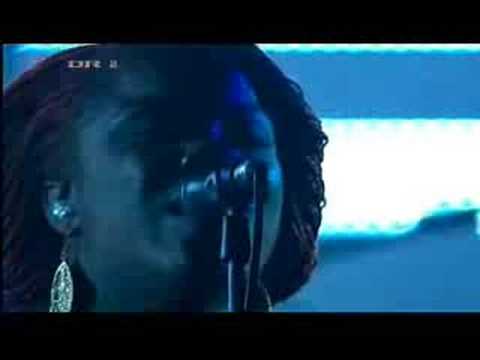 Massive Attack featuring Yolanda Quartey - Harpischord (Live)