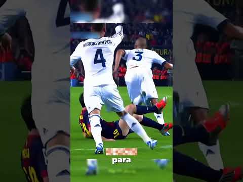 Messi Responde a las Patadas con Fútbol #messi #leomessi #barcelona #realmadrid #shorts #fyp